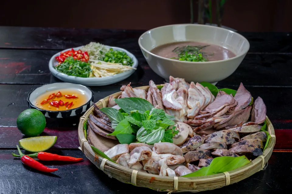 Bàn ăn tại Võ Thị Thừa